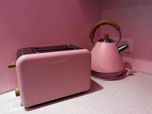 a toaster and a tea kettle on a counter at Atyp'Home POP avec Balnéo en centre-ville in Bourg-en-Bresse