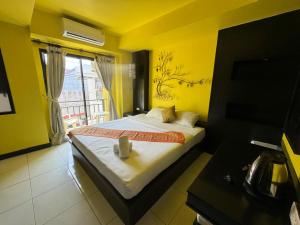 Postel nebo postele na pokoji v ubytování Azure Stays Patong