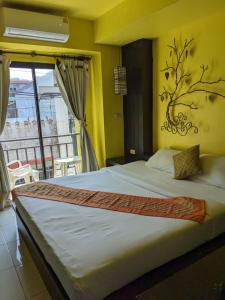 Postel nebo postele na pokoji v ubytování Azure Stays Patong