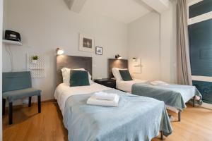 Una habitación con dos camas y una silla dentro. en Casa Branca Apartments by TrIp2Portugal, en Funchal 82 fotos más