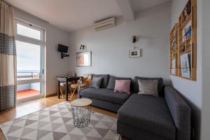 una sala de estar con un sofá y una mesa en Casa Branca Apartments by TrIp2Portugal, en Funchal