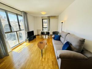 un salon avec un canapé et une table dans l'établissement El mirador de César Augusto, à Saragosse