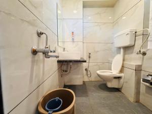 乌贾因Hotel Shivlok的带马桶和水槽的白色浴室