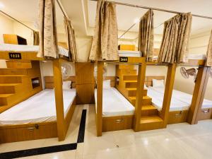 乌贾因Hotel Shivlok的房间里的一组双层床