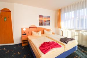 Postel nebo postele na pokoji v ubytování Aparthotel Leuchtfeuer Rügen + 36 fotografií
