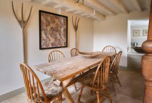 una sala da pranzo con tavolo e sedie in legno di Grints Cottage a Burnham Thorpe