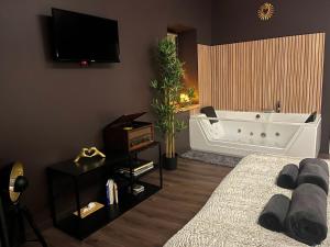 Gallery image of Le Cocon - Love & Spa in Cébazat +8 photos