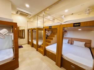 乌贾因Hotel Shivlok的船上的三张双层床