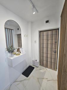 a bathroom with a sink and a mirror at Mirajul Modern Apartment - Comfort & Style in Turda +20 photos
