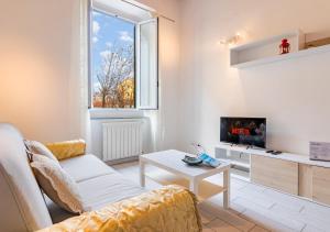 a living room with a couch and a window at Casa Mya-Relax al Porto, WiFi Veloce e Clima in Livorno