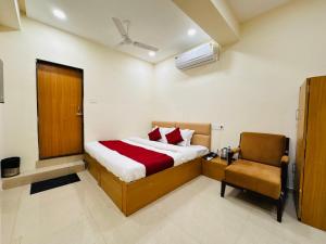 Hotel Shivlok客房内的一张或多张床位