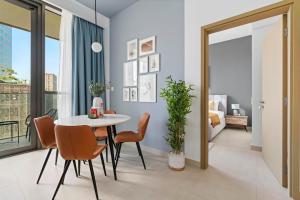 une salle à manger avec une table et des chaises et une chambre dans l'établissement Silkhaus modern 1BDR in Downtown with balcony, pool, gym, à Dubaï