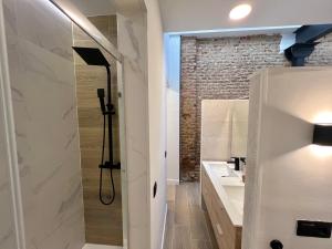 Ένα μπάνιο στο Loft Navas del Rey A