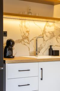 Η κουζίνα ή μικρή κουζίνα στο Aelia City Suites