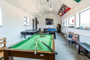 a billiard room with a pool table at HORSESHOE LUXURY ACCESSIBLE LODGE Sleeps 4 at Fairview Farm in Ravenshead Nottingham near Sherwood Forest ,Dog Friendly Farm Stay in Blidworth