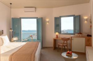 阿斯提帕莱亚镇安德罗梅塔度假酒店的一间配有床和书桌的酒店房间