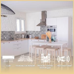 LOU DESTRE Maison 3 Chambres, parking vélo, Châteauneuf-du-Pape في شاتونوف-دو-باب: مطبخ مع خزائن بيضاء وطاولة وكراسي