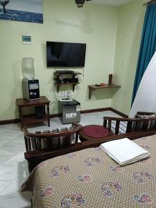 TV/trung tâm giải trí tại Calitwapa Studios Mtwapa