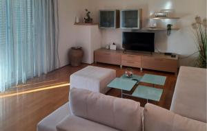 a living room with a couch and a tv at Awesome Apartment In Otok Ist With Wifi in Ist