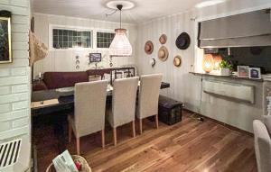 Η κουζίνα ή μικρή κουζίνα στο 4 Bedroom Gorgeous Home In Atløy