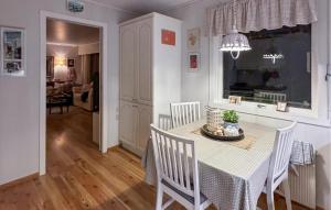 Μια τηλεόραση ή/και κέντρο ψυχαγωγίας στο 4 Bedroom Gorgeous Home In Atløy