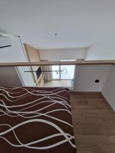 Una cama o camas en una habitación de Apartmány Karolínka