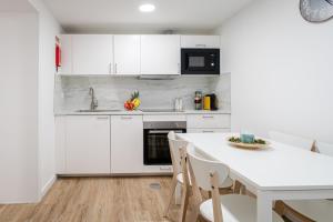 Η κουζίνα ή μικρή κουζίνα στο HostWise - Modern Flat with a Suite
