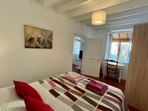 a bedroom with a bed and a painting on the wall at Sologne des étangs - Bontens in Saint-Viâtre