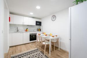 Η κουζίνα ή μικρή κουζίνα στο HostWise - Modern Flat with a Suite
