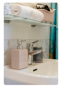 罗马格南森姆马焦雷旅馆的浴室水槽、水龙头和架子上的毛巾 更多79张照片