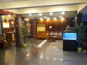 Una televisión o centro de entretenimiento en Hotel KCR Grand