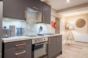 O bucătărie sau chicinetă la WhiskAwayHomes - Shaw Street - Apartment 2