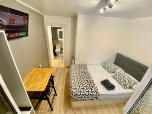 una piccola camera da letto con un letto e una scrivania di Suites nuevas con baño privado frente al metro st MWC Barcelona-FIRA a Hospitalet de Llobregat