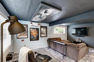 TV a/nebo společenská místnost v ubytování Little Nest
