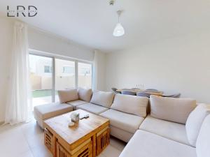 Posezení v ubytování Spacious 2BR Apartment in Emaar South