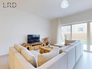 TV a/nebo společenská místnost v ubytování Spacious 2BR Apartment in Emaar South