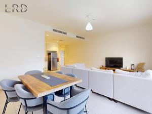 TV a/nebo společenská místnost v ubytování Spacious 2BR Apartment in Emaar South