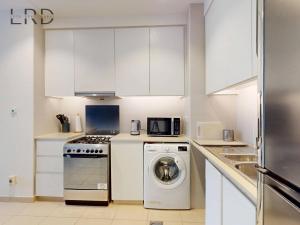 Kuchyň nebo kuchyňský kout v ubytování Spacious 2BR Apartment in Emaar South