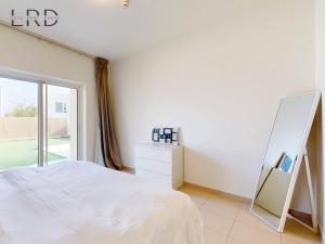 Postel nebo postele na pokoji v ubytování Spacious 2BR Apartment in Emaar South