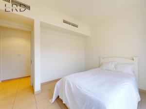 Postel nebo postele na pokoji v ubytování Spacious 2BR Apartment in Emaar South