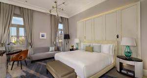 Postel nebo postele na pokoji v ubytování Al Habtoor Palace Budapest, Preferred Hotels & Resorts