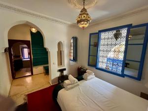 Ένα ή περισσότερα κρεβάτια σε δωμάτιο στο Riad Chameleon