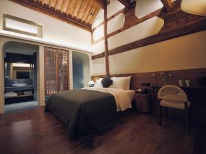 una camera da letto con un letto grande e un bagno di Leisure Courtyard Seascape Designer Hotel a Dali