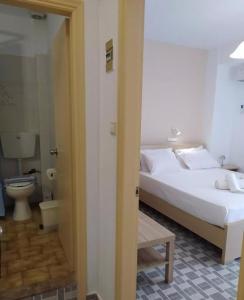Un dormitorio con una cama y un baño con inodoro. en Soula Apartments & Studios, en Palaiochóra