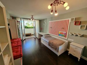 ein Schlafzimmer mit einem Bett, einem Schreibtisch und einem Stuhl in der Unterkunft Luxury 2 bedrooms Apartment in La Carihuela Torremolinos 20 meters in from of beach in Torremolinos