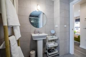 een badkamer met een wastafel en een spiegel bij Luxurys Costasol33 Aptos 1 y 2 in Córdoba +38 foto's