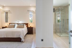 En eller flere senge i et værelse på Infinity Blue Penthouse + 36 billeder