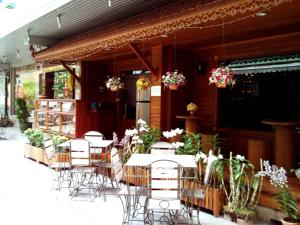 un grupo de mesas y sillas fuera de un restaurante en Golden House, en Bangkok