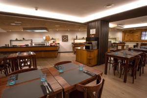 Um restaurante ou outro lugar para comer em Hotel Màgic Pas