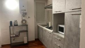 イントラにあるDani's Roomの小さなキッチン(電子レンジ、コンロ付)